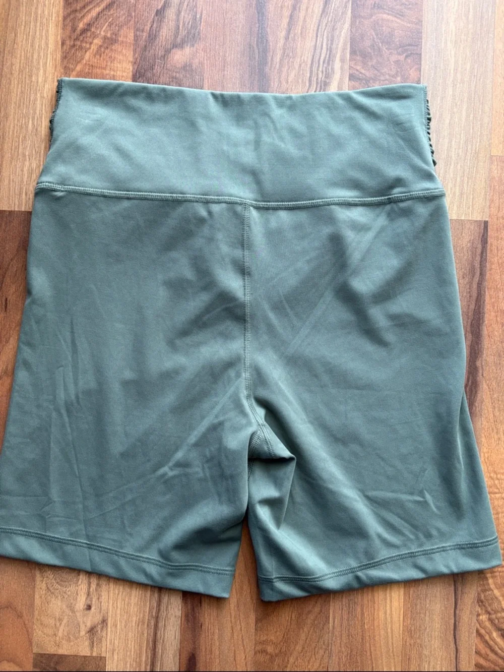 Yogalicious Woman’s Olive Green High-Waist Crossover active Shorts Size L - Picture 3 of 7